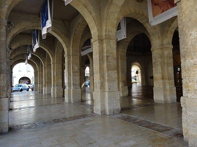 Fleurance - Immobilier - CENTURY 21 J.V. Immobilier - Fleurance__Piliers_de_la_halle-hôtel_de_ville